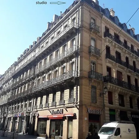 דירה Le Colombier - A Deux Pas Du Square Charles De Gaulle *